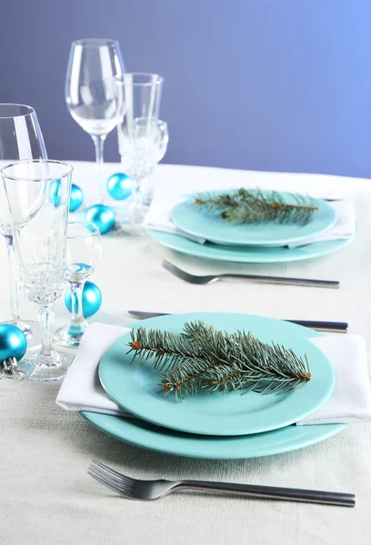 Elegante ajuste de mesa de Navidad azul y blanco sobre fondo de mantel gris — Foto de Stock