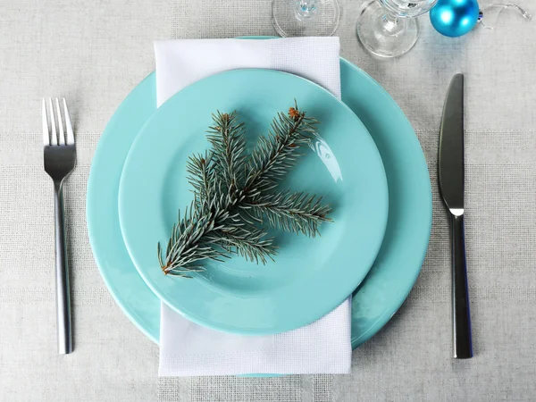 Cadre élégant de table de Noël bleu et blanc sur fond de nappe grise — Photo