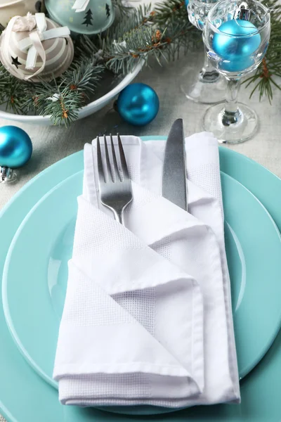 グレーのテーブル クロスの背景にスタイリッシュな青と白クリスマス テーブル設定 — ストック写真