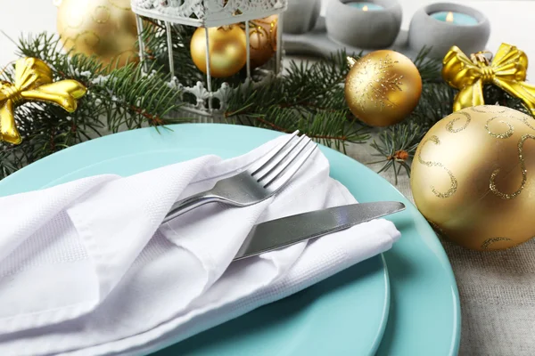 Jogo de mesa de Natal em azul, dourado e branco olors em fundo de toalha de mesa cinza — Fotografia de Stock