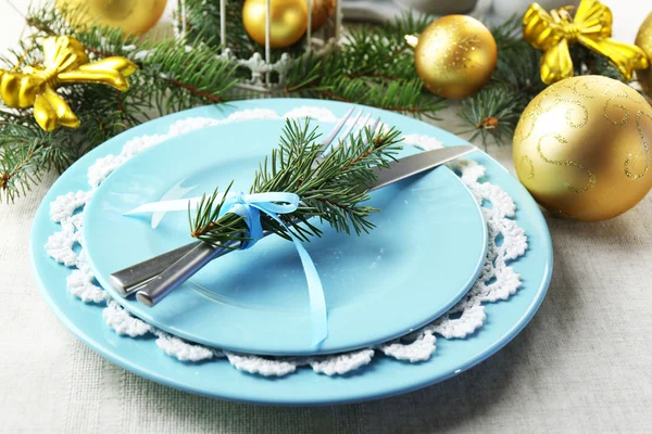 Weihnachtstisch in blauen, goldenen und weißen Farben auf grauem Tischdecken-Hintergrund — Stockfoto