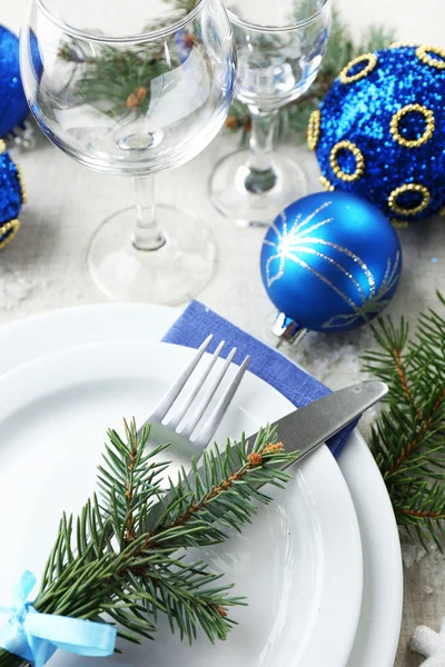 Elegante tavola di Natale blu e bianco impostazione su sfondo tovaglia grigia — Foto Stock