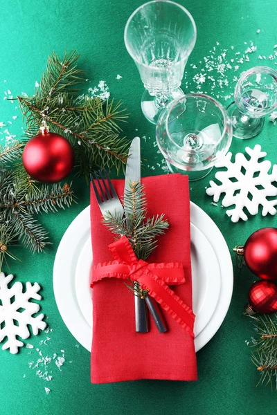 Κομψό κόκκινο, πράσινο και λευκό Χριστουγεννιάτικο τραπέζι ρύθμιση — Φωτογραφία Αρχείου