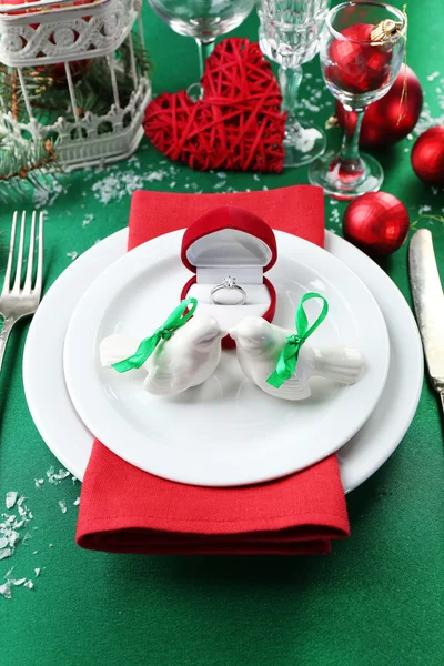 Ambiente elegante mesa de Natal vermelho, verde e branco. Conceito de casamento de inverno — Fotografia de Stock