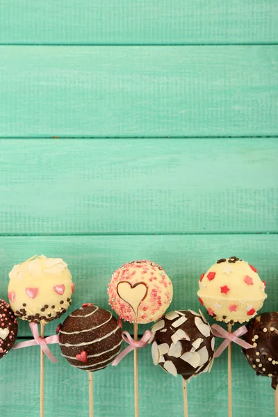 Gâteau savoureux apparaît sur la table en bois — Photo