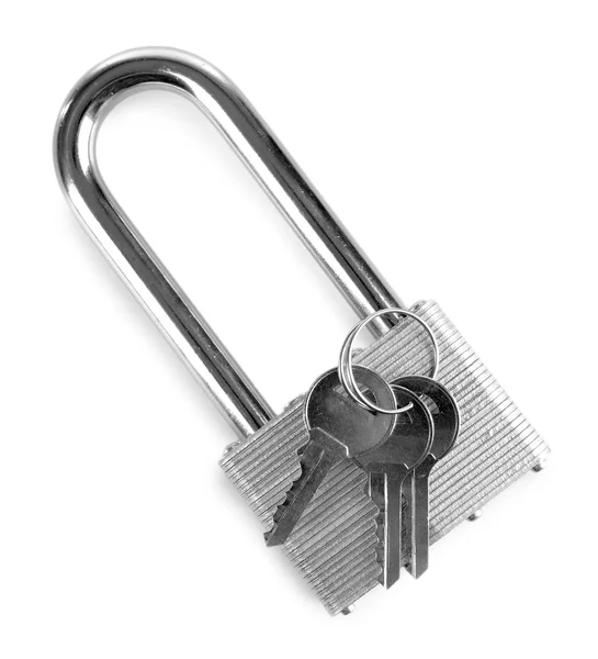 Cadeado com chaves isoladas em branco — Fotografia de Stock