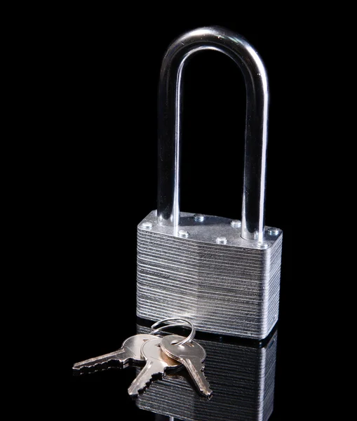 Padlock met sleutels geïsoleerd op zwart — Stockfoto