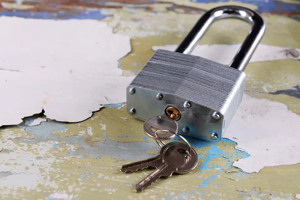 Padlock with keys on wooden background — Stock Photo, Image