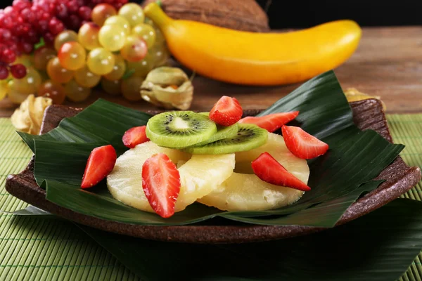 Fruit dessert op groene blad op tafel — Stockfoto