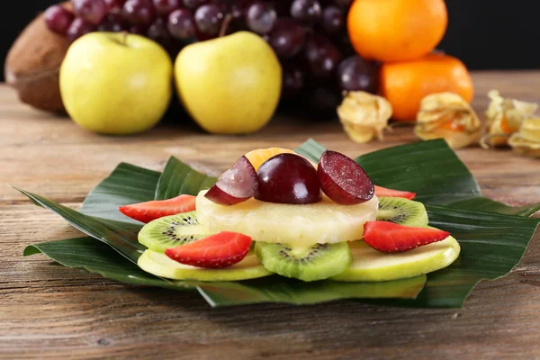 Dessert di frutto su foglia verde su tavolo — Foto Stock