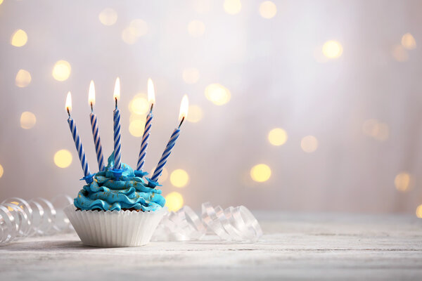 Delicioso cupcake de cumpleaños en la mesa sobre fondo claro — Imagen de stock Delicioso cupcake de cumpleaños en la mesa sobre fondo claro Imagen De Stock