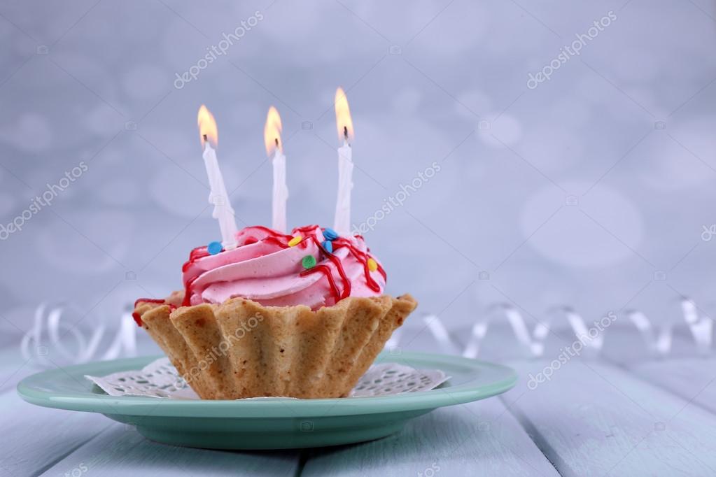 Gateau De Tasse D Anniversaire Avec Des Bougies Sur Plaque Sur Table En Bois De Couleur Et Fond Clair Image Libre De Droit Par Belchonock C