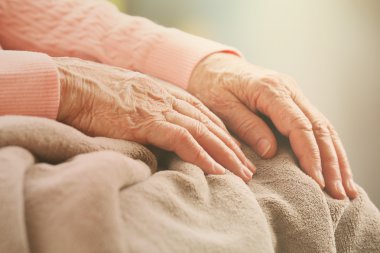 Yaşlı kadının elleri, bakım için yaşlı kavramı