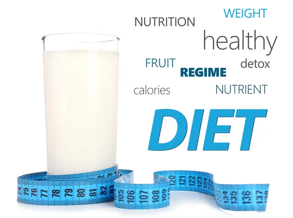 Vidro de iogurte com fita métrica isolada em branco, conceito Dieta — Fotografia de Stock