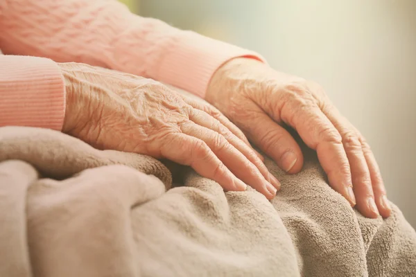 Le mani della donna anziana, la cura per il concetto di anziani — Foto Stock