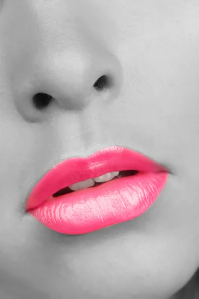 Гламурные розовые глянцевые губы — стоковое фото