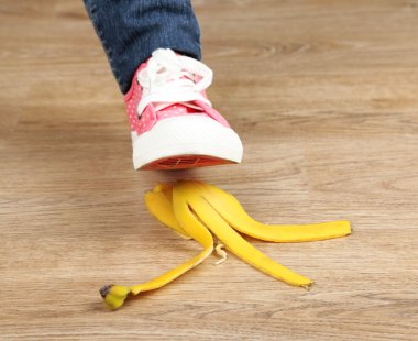 Muz kabuğu ile ilgili formu için ayakkabı ve bir kaza var.