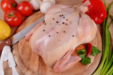 Ahşap masada çiğ tavuk.