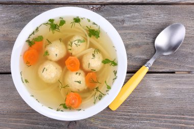 Köfte ve ahşap arka plan üzerinde kase erişte çorbası