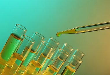 Pipet kırmızı sıvı test tüpleri açık renkli üzerinde bir ekleme