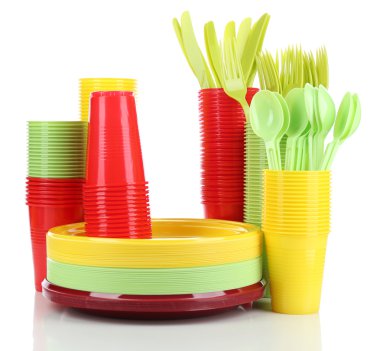 Parlak plastik tek kullanımlık sofra üzerinde beyaz izole