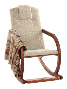 Modern sallanan sandalye üzerinde beyaz izole halı ile