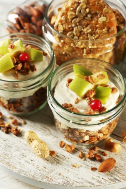 Müsli ve masada meyve sağlıklı katmanlı tatlı