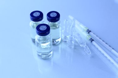 Aşı flakon şırınga ile içinde