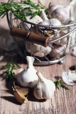 çiğ sarımsak ve baharat ahşap tablo