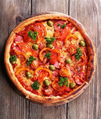 Sosis ve ahşap masa arka plan üzerinde sebze lezzetli pizza