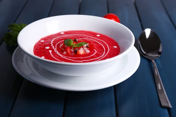 Gazpacho soep op een houten achtergrond kleur — Stockfoto
