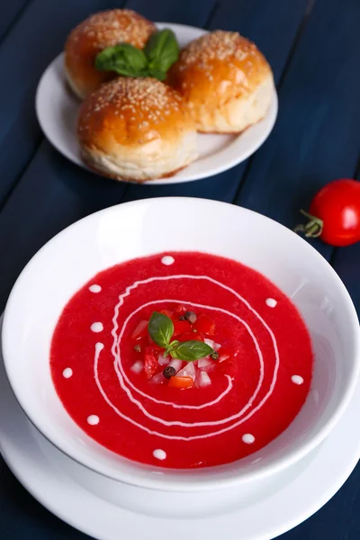 Gazpacho çorbası renkli ahşap zemin üzerinde — Zdjęcie stockowe