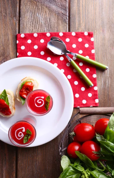 Gazpacho soep in bril, op een houten achtergrond kleur — Stockfoto