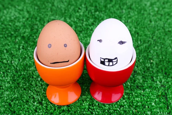 Paar Eier in Eierbechern auf grünem Hintergrund — Stockfoto