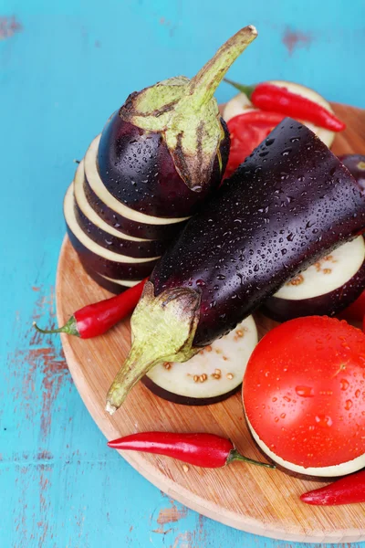 Melanzane tritate con pomodori e peperoncino sul tagliere su fondo di legno — Foto Stock