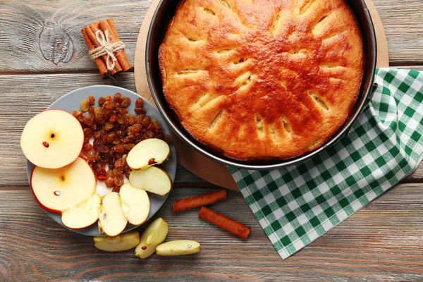 Tarte aux pommes maison sur table en bois — Photo