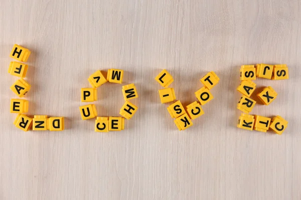 Ahşap masa eğitim küpleri ile kurulan kelimesini seviyorum — Stok fotoğraf