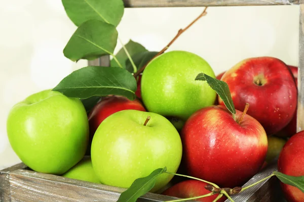 Manzanas maduras en cajón sobre fondo brillante —  Fotos de Stock