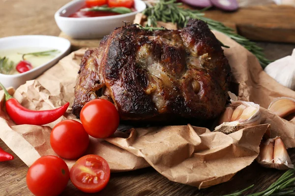 Vynikající grilované maso na stole — Stock fotografie