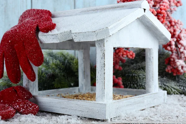 Casa de passarinho artesanal no inverno — Fotografia de Stock