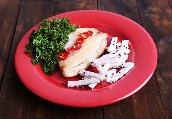 クローズ アップ木製のテーブルの皿の上の野菜と新鮮な魚のサラダ — ストック写真