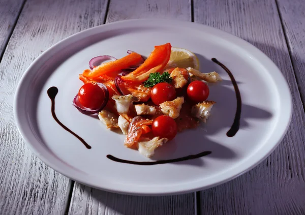 クローズ アップ木製のテーブルの皿の上の野菜と新鮮な魚のサラダ — ストック写真