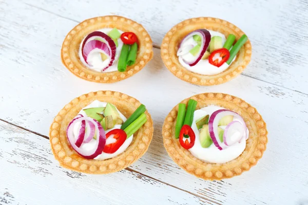 채소와 야채 트레이 클로즈업에 소스와 함께 tartlets — 스톡 사진