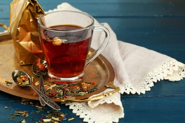 Belle composition vintage avec tisane, sur table en bois — Photo