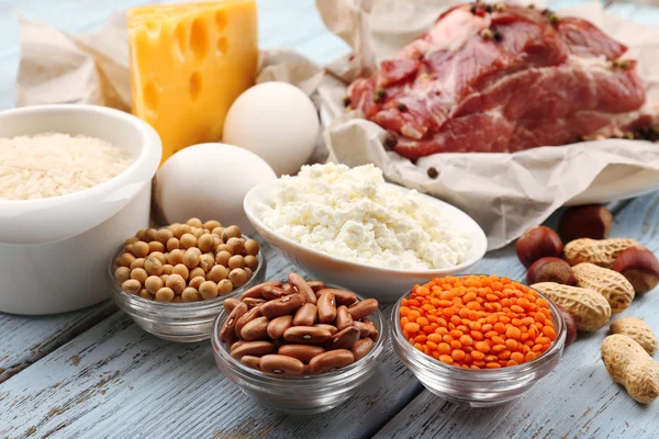 Alimentos ricos em proteínas na mesa, close-up — Fotografia de Stock