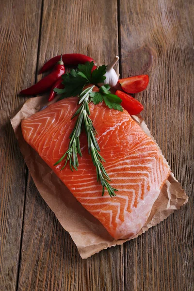 Verse zalm met kruiden op houten tafel — Stockfoto