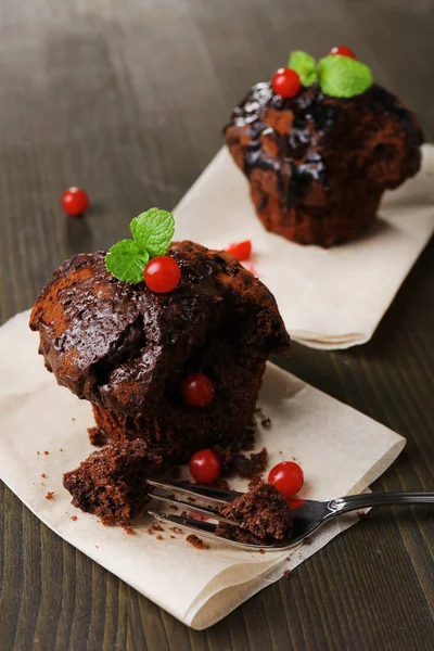 Delicioso cupcake de chocolate en la mesa — Foto de Stock