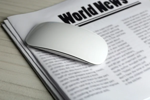 Conceito de notícias on-line. Computador mouse e jornal sobre fundo mesa de madeira — Fotografia de Stock