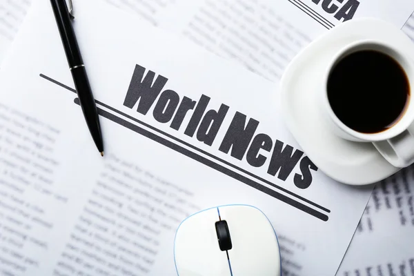 On-line news concept. Computer mouse, cup of coffee and newspaper, close-up — Stock Photo, Image