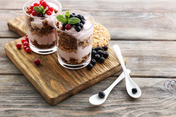 Friska skiktad dessert med müsli och bär på bord — Stockfoto